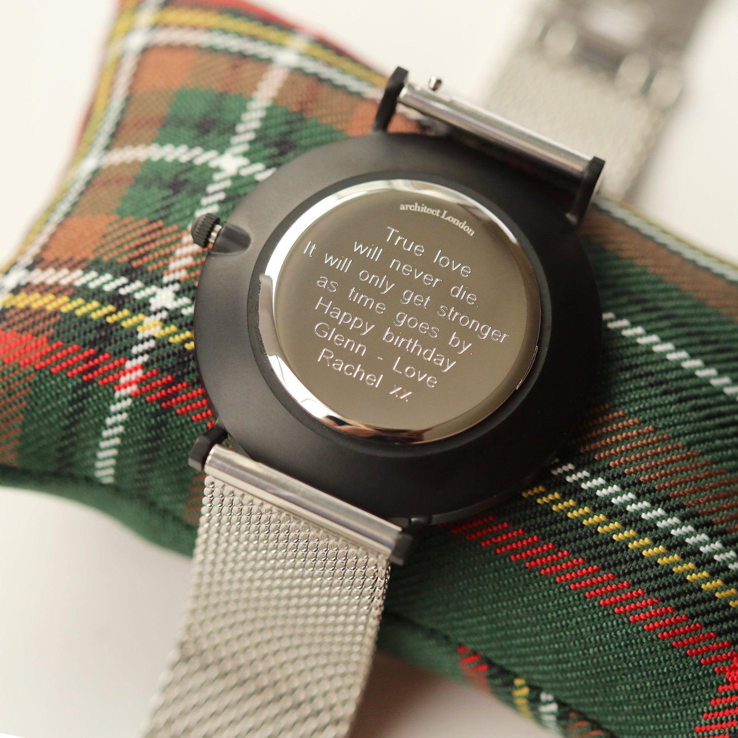 Minimalist steel silver mesh watch detail – Voce Lindx